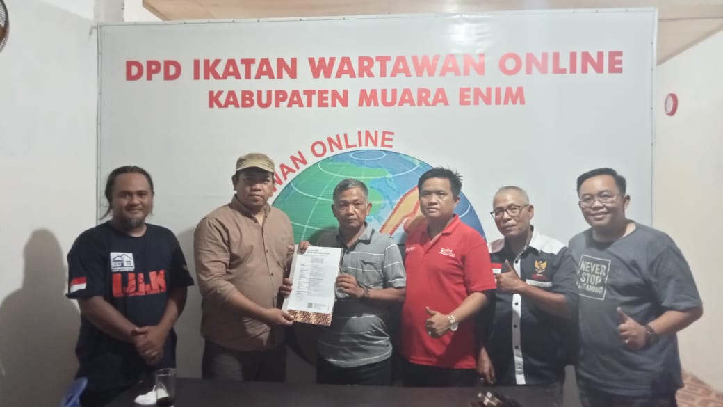 Ketua DPW Serahkan Surat Keputusan Pengurus DPD IWO Kabupaten Muara Enim Ketua DPW Serahkan Surat Keputusan Pengurus DPD IWO Kabupaten Muara Enim