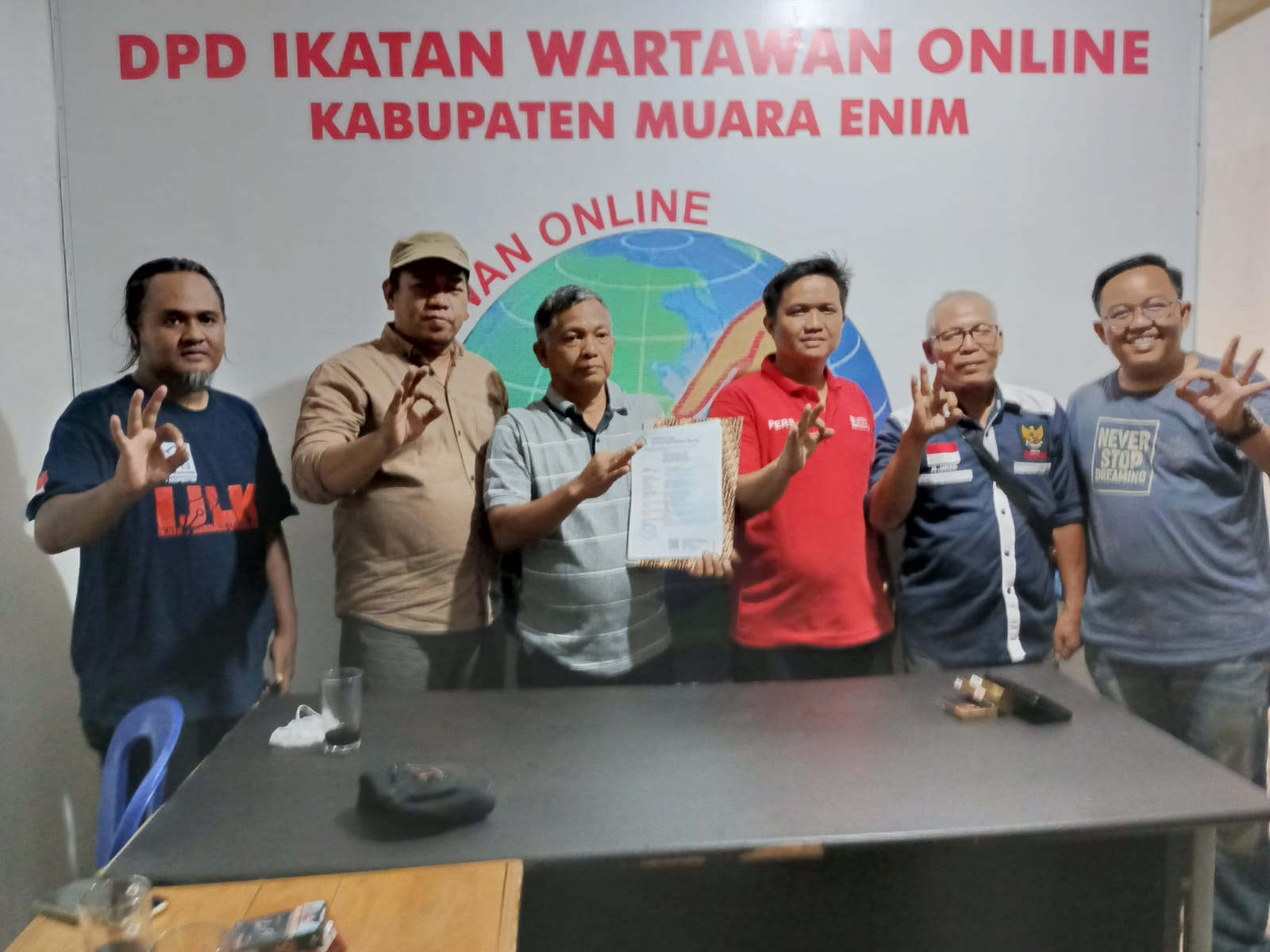 Ketua DPW Serahkan Surat Keputusan Pengurus DPD IWO Kabupaten Muara Enim.