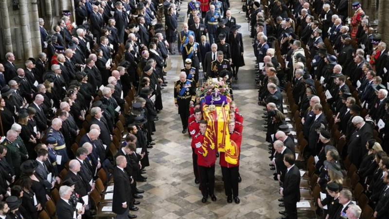 Puluhan Ribu Orang Padati Rute Pemakaman Ratu Elizabeth II Puluhan Ribu Orang Padati Rute Pemakaman Ratu Elizabeth II