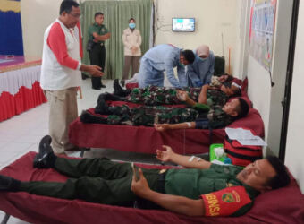 Sambut HUT ke-77 TNI, Babinsa Gunung Megang Donorkan Darah untuk Rakyat