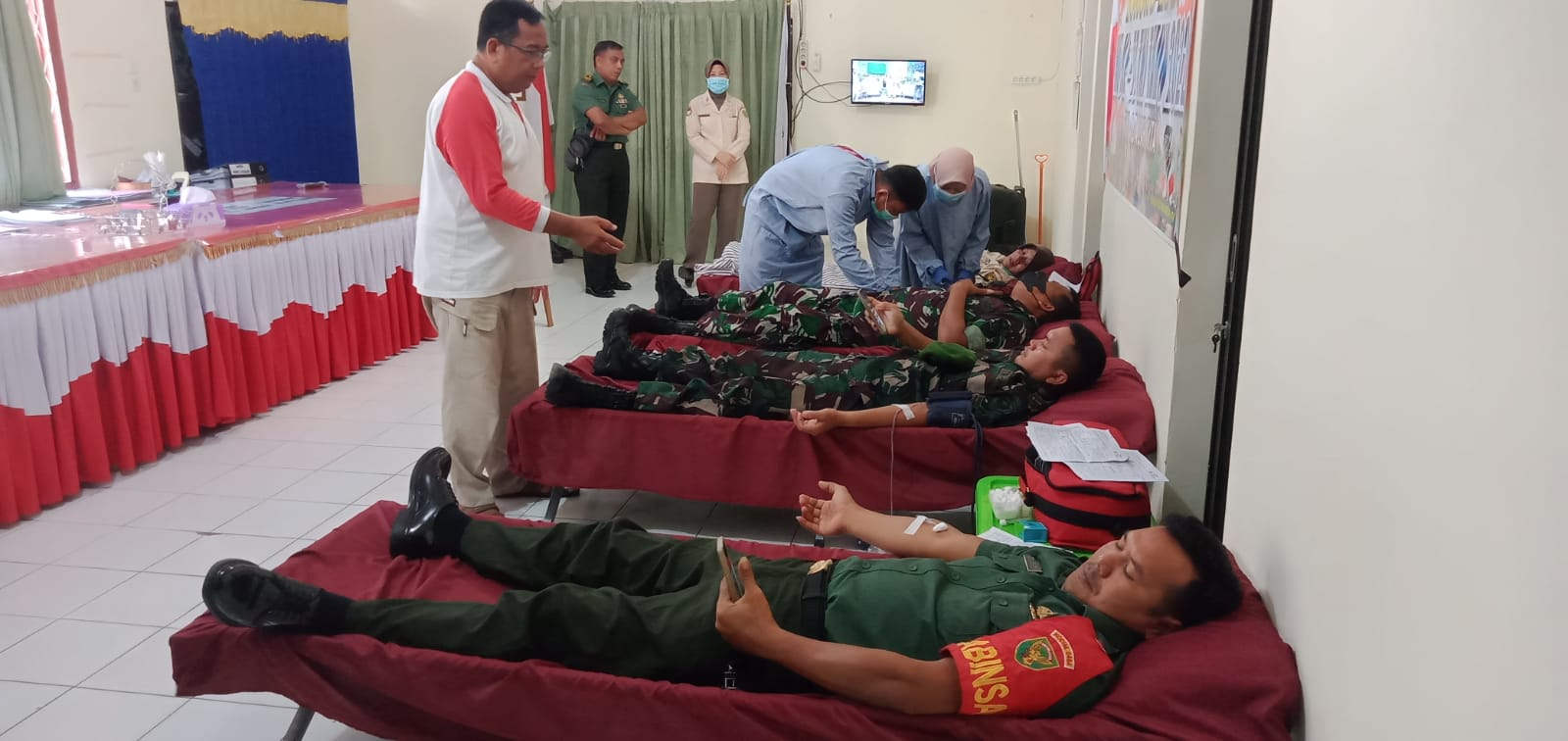 Sambut HUT ke-77 TNI, Babinsa Gunung Megang Donorkan Darah untuk Rakyat