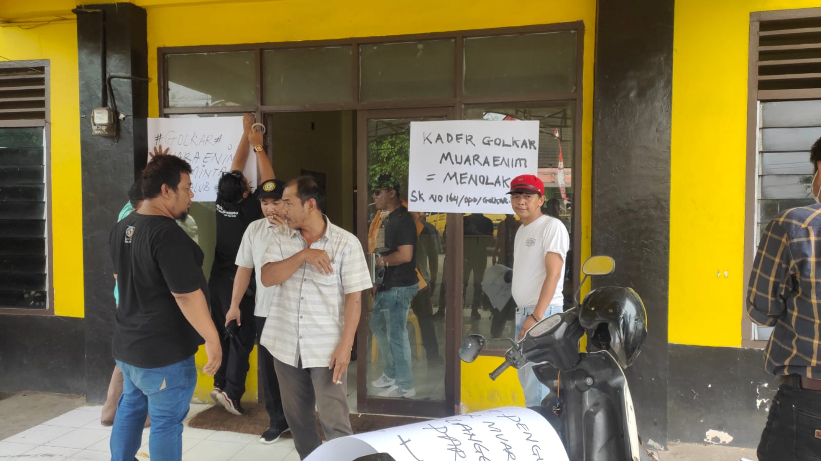 kantor Golkar Muara Enim disegel