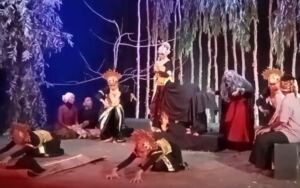 Salah satu adegan Lakon “Puyang Leluhur” Teater Sangsas MA Patra Mandiri Palembang saat Shoting di TVRI Sumsel, menyongsong Anugerah Teater Sekolah se-Sumsel, Sabtu (15 Oktober 2022). Foto. Dok.Fortas Sumsel