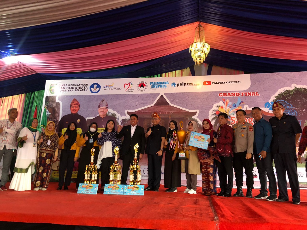Foto bersama, Gubernur Sumsel, H Herman deru, Kadisbudpar Sumsel, Aufa Syahrial, Kepala Museum Balaputra Dewa, H Chandra Amprayadi, dan para juara Lomba Sang Juara, (Kamis, 20/10/2022) Foto bersama, Gubernur Sumsel, H Herman deru, Kadisbudpar Sumsel, Aufa Syahrial, Kepala Museum Balaputra Dewa, H Chandra Amprayadi, dan para juara Lomba Sang Juara, (Kamis, 20/10/2022)