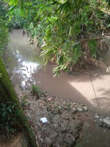 Sungai Pelawaran berwarna kecoklatan