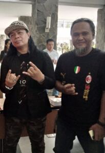 Redaksi Faktamuaraenim.com Poto bersama Pupun Dudiyawan Gitaris Kapten Band