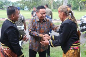 Dampingi Gubernur Sumatra Selatan, Pj Bupati Muara Enim hadir di pengukuhan Pujasuma Kabupaten Muara Enim.