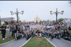 Foto bersama di Tugu Kujur
