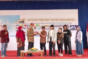 SIMBOLIK- Erwin Janim, Ketua Teater Mahameru Palembang menyerahkan potongan tumpeng kepada Amarullah, SH, Kasubag Tata Usaha Museum Negeri Sumsel, mewakili Kepala UPTD Museum Negeri Sumsel dan Taman Budaya Sriwijaya, H. Chandra Amprayadi, SH, saat Latihan Perdana di Aula Museum Negeri Sumsel, Minggu (5/2/2023). Foto.Dok.Teater Mahameru/Sonov.